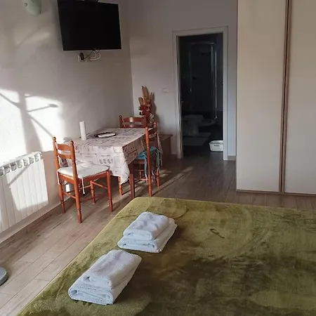 Apartment, 200m From Sea 브르토니글라